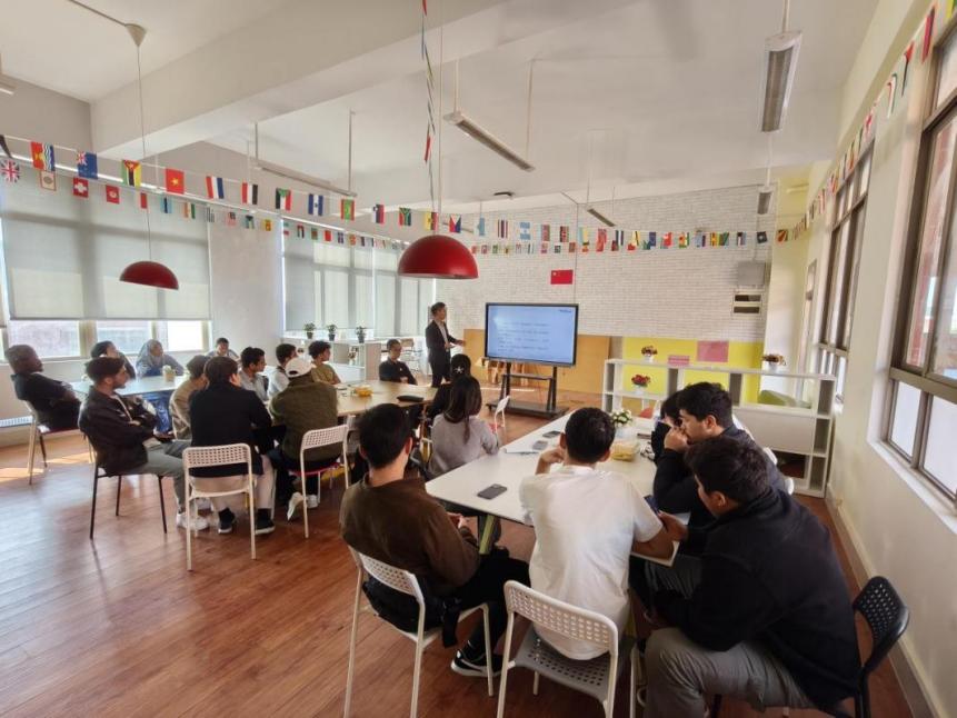 國(guó)際學(xué)院舉辦2025級(jí)來(lái)華留學(xué)生職業(yè)規(guī)劃座談會(huì)，廣州勞務(wù)服務(wù)助力留學(xué)人才融入本地發(fā)展